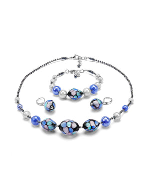 Set Mosaico Bleumarin – colier, brățară și cercei din sticlă de Murano, purtate